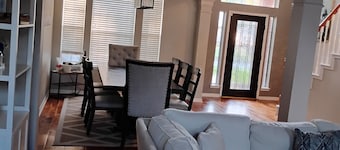 Private Pool + Pool Table, 4-bedroom Woodlands Home