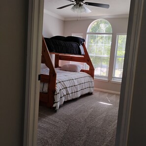 4 bedrooms, iron/ironing board, WiFi, bed sheets - Private Pool + Pool Table, 4-bedroom Woodlands Home (Tomball)