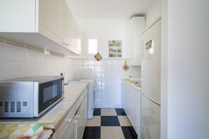 KĂŒhlschrank, Mikrowelle, Ofen, Wasserkocher mit Kaffee-/Teezubehör