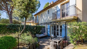 A house with a balcony, a patio with outdoor furniture, and a stone pathway. - La Bastide Saint Endreol - Avec Parking Privé (La Motte)
