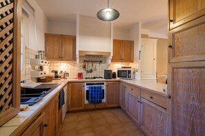 Fridge, microwave, oven, dishwasher - La Bastide Saint Endreol - Avec Parking Privé (La Motte)