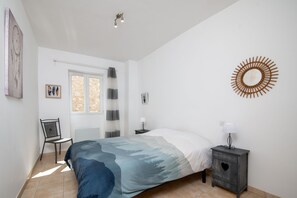 3 makuuhuonetta, silitysrauta/-lauta, ilmainen Wi-Fi, vuodevaatteet