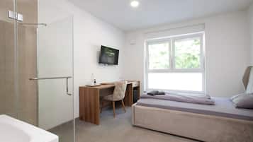 Chambre simple Deluxe | Espace de travail pour ordinateurs portables, rideaux d’obscurcissement