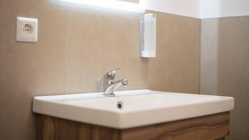 Deluxe-Doppelzimmer | Badezimmer | Dusche, Haartrockner, Handtücher, Seife