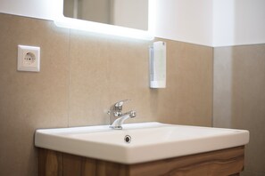 Habitación doble Deluxe | Baño | Regadera, secadora de cabello, toallas, jabón 