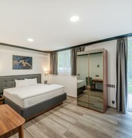 Espacio para trabajar con laptop, cortinas blackout y wifi gratis 