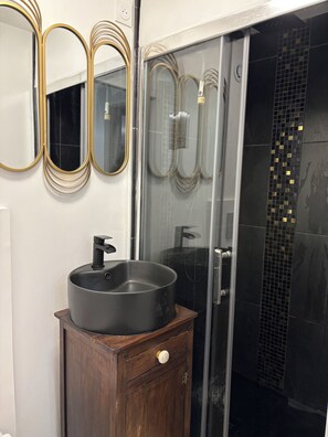 Bathroom - City center apartment with garden, near the sea (Quimperlé)