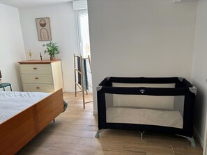 Room - City center apartment with garden, near the sea (Quimperlé)