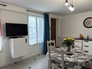 Dining - City center apartment with garden, near the sea (Quimperlé)