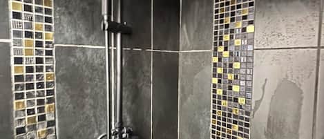 Douche, séchoir à cheveux, serviettes fournies, savon