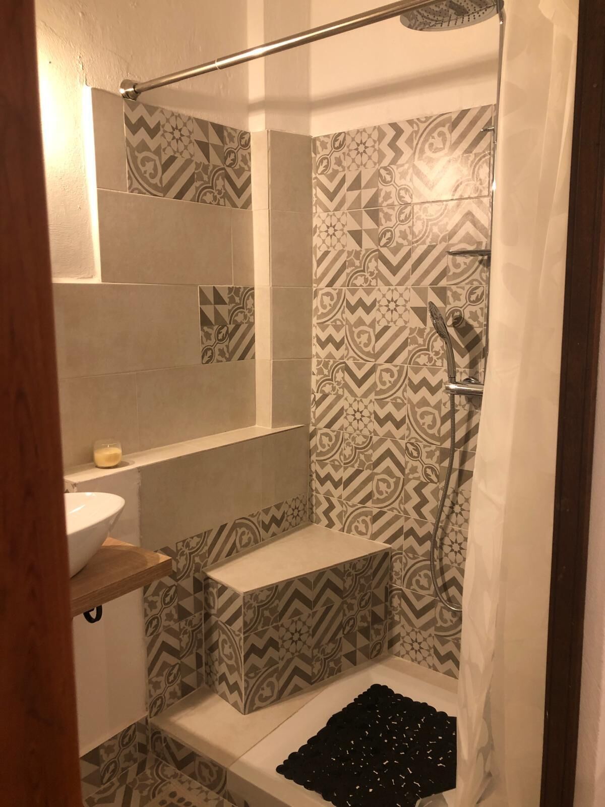 Doccia, asciugacapelli, asciugamani, sapone