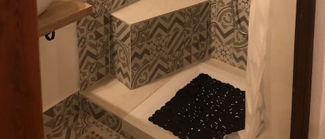 Ducha, secador de pelo, toallas, jabón