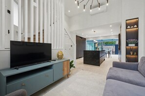 TV - Stylish London Rental with Sunny Patio (London)