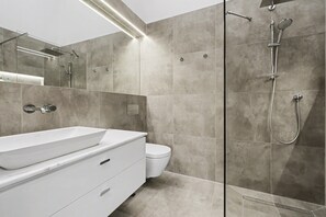 Shower, hair dryer, towels - Stylish London Rental with Sunny Patio (London)