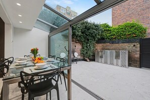 Outdoor dining - Stylish London Rental with Sunny Patio (London)