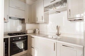 Fridge, microwave, oven, dishwasher - Chic 1-bed in Notting Hill for 3 (London)