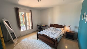 3 slaapkamers, een strijkplank/strijkijzer, wifi, beddengoed
