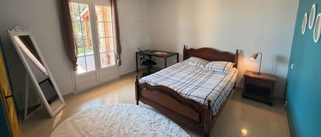 3 slaapkamers, een strijkplank/strijkijzer, wifi, beddengoed