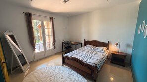 3 bedrooms, iron/ironing board, WiFi, bed sheets