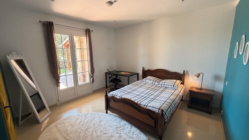 Logement T4 avec piscine, petit-déjeuner compris et personnalisable.