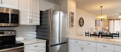 Refrigerador, microondas, horno y parrilla de estufa