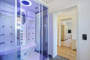 Shower, hair dryer, towels - Apartment 'Feriennest Balve' with Private Terrace and Wi-Fi (Balve)