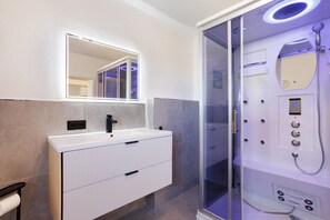 Dusche, Haartrockner, Handtücher