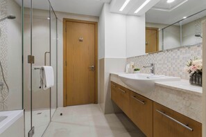 Shower, hair dryer, towels, shampoo - Downtown 1BR with Balcony Near Burj Khalifa & Dubai Mall (Downtown Dubai)