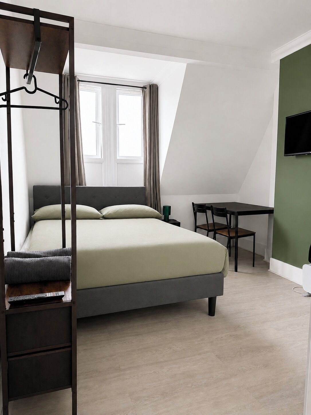 1 habitación, tabla de planchar con plancha, cuna de viaje y wifi 
