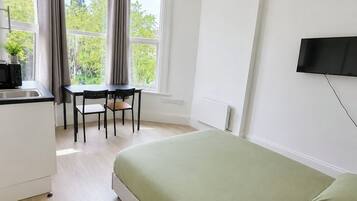 1 slaapkamer, een strijkplank/strijkijzer, reisbedje, wifi