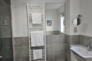Buồng tắm vòi sen, khăn tắm 