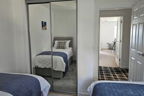 2 bedrooms, free WiFi, bed sheets - 2 Bed Apartment Sleeps 4 - Seaviews - Free Parking (Banff)
