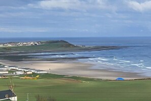 Beach - 2 Bed Apartment Sleeps 4 - Seaviews - Free Parking (Banff)