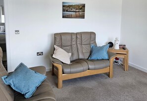 Living area - 2 Bed Apartment Sleeps 4 - Seaviews - Free Parking (Banff)