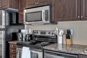 Private kitchen - Downtown Fort York Studio with Sofa Bed. Prime location! (Toronto)