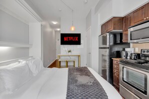 Room - Downtown Fort York Studio with Sofa Bed. Prime location! (Toronto)