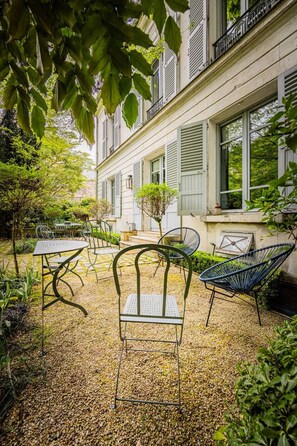 Outdoor dining - 4bedroom/Chateau/Garden/Pool/Montmartre (Paris)
