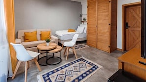 Studio – deluxe, balkong, fjellutsikt | Oppholdsområde | TV