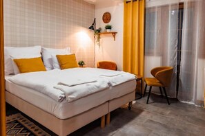 Quarto casal luxo, sacada, vista para a montanha | Cofres nos quartos, Wi-Fi de cortesia