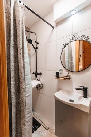 Economy Twin Room, Balcony, Mountain View | Bilik Mandi