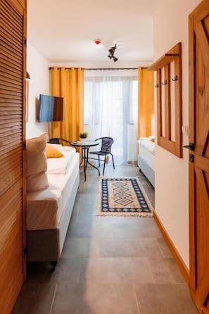 Economy Twin kamer, balkon, uitzicht op bergen | Een kluis op de kamer, gratis wifi