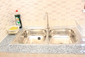 Microwave, oven, stovetop - Cozy 1-bedroom apartment in beautiful Accra with AC (Accra)