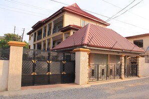 Exterior - Cozy 1-bedroom apartment in beautiful Accra with AC (Accra)