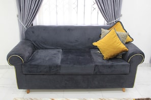 TV - Cozy 1-bedroom apartment in beautiful Accra with AC (Accra)