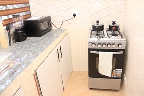 Microwave, oven, stovetop - Cozy 1-bedroom apartment in beautiful Accra with AC (Accra)