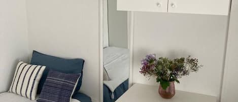 WiFi, bed sheets