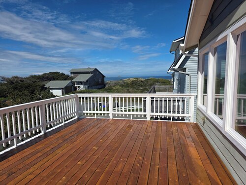 Driftwood Dreams is your perfect  beach home for your next getaway.
