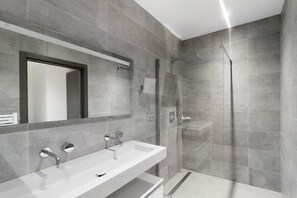 Shower, hair dryer, towels - Villa "Alba" with Sea View, Wi-Fi, and Air Conditioning (Zonza)
