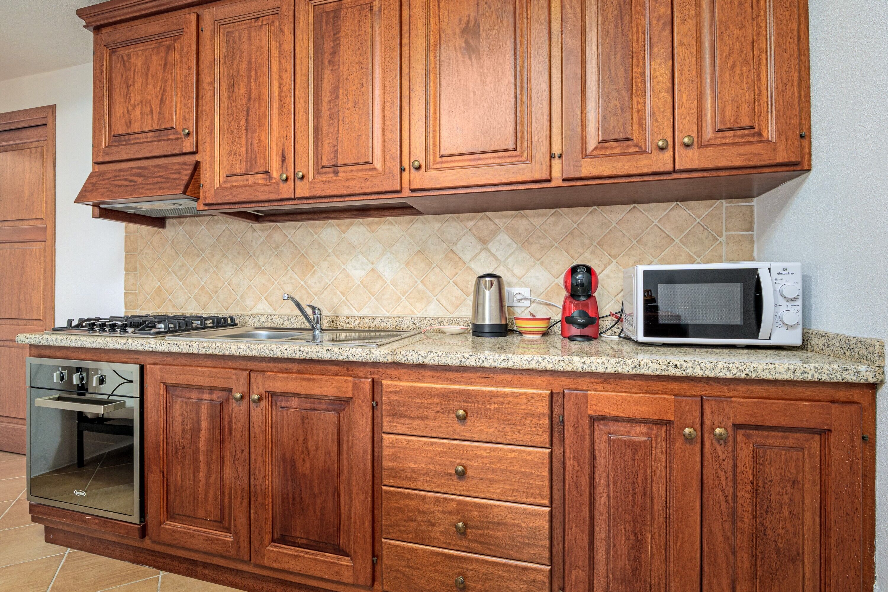 Fridge, oven, stovetop, coffee/tea maker