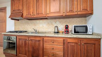 Fridge, oven, stovetop, coffee/tea maker